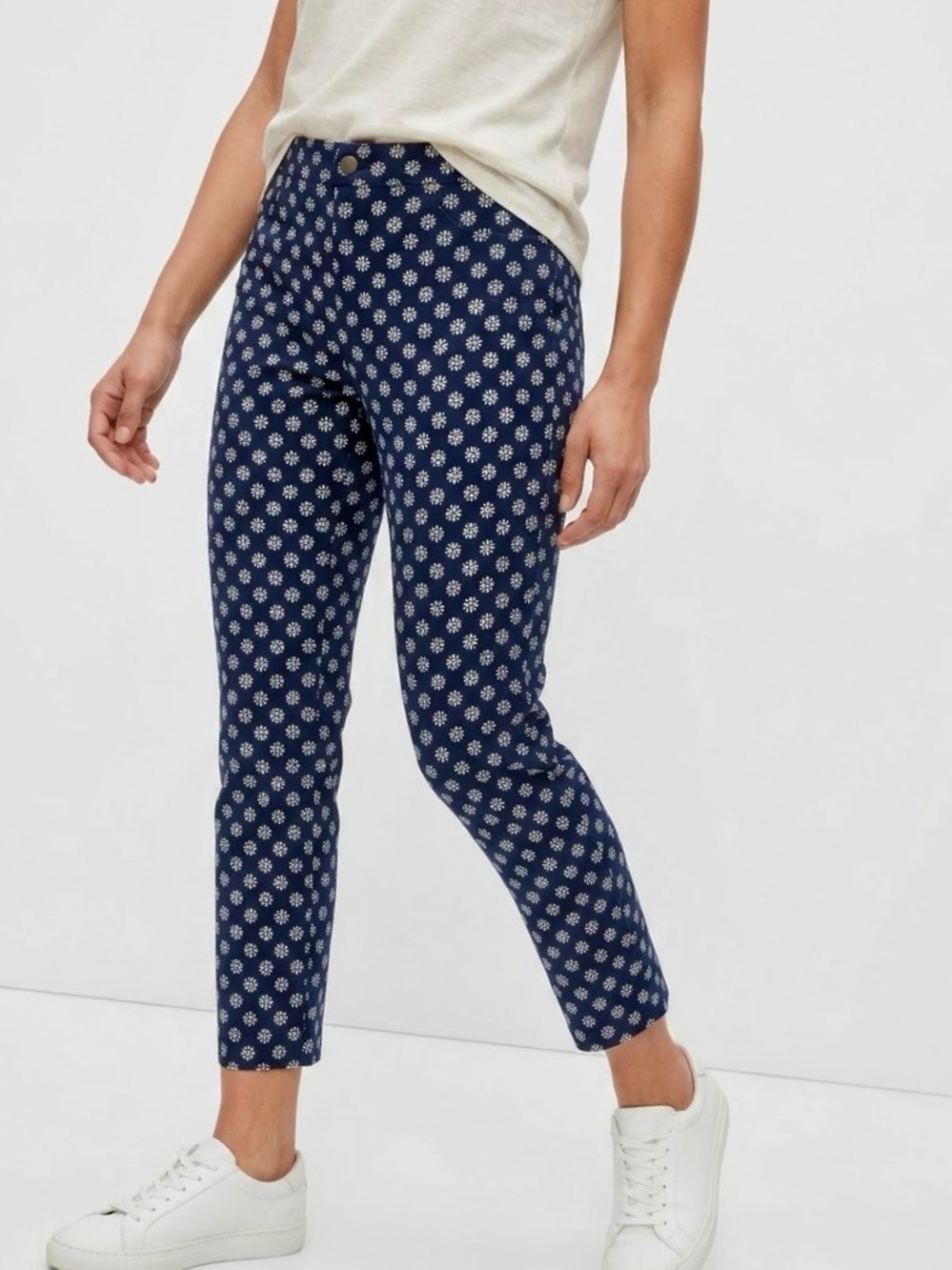 CHICO’S Stretchy Navy Blue & White Dot Floral Ankle Slim Crop Jeans